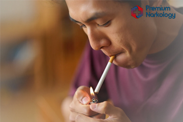 Мужчина курит сигарету